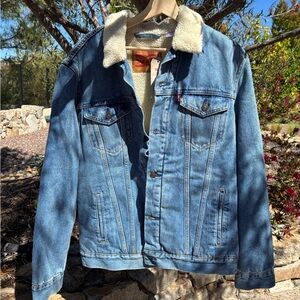 BRAND NEW Levi's Classic Blue Denim Jacket with Cream Sherpa Collar